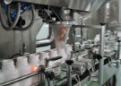 Capsule counting machine dosing capsules into bottles