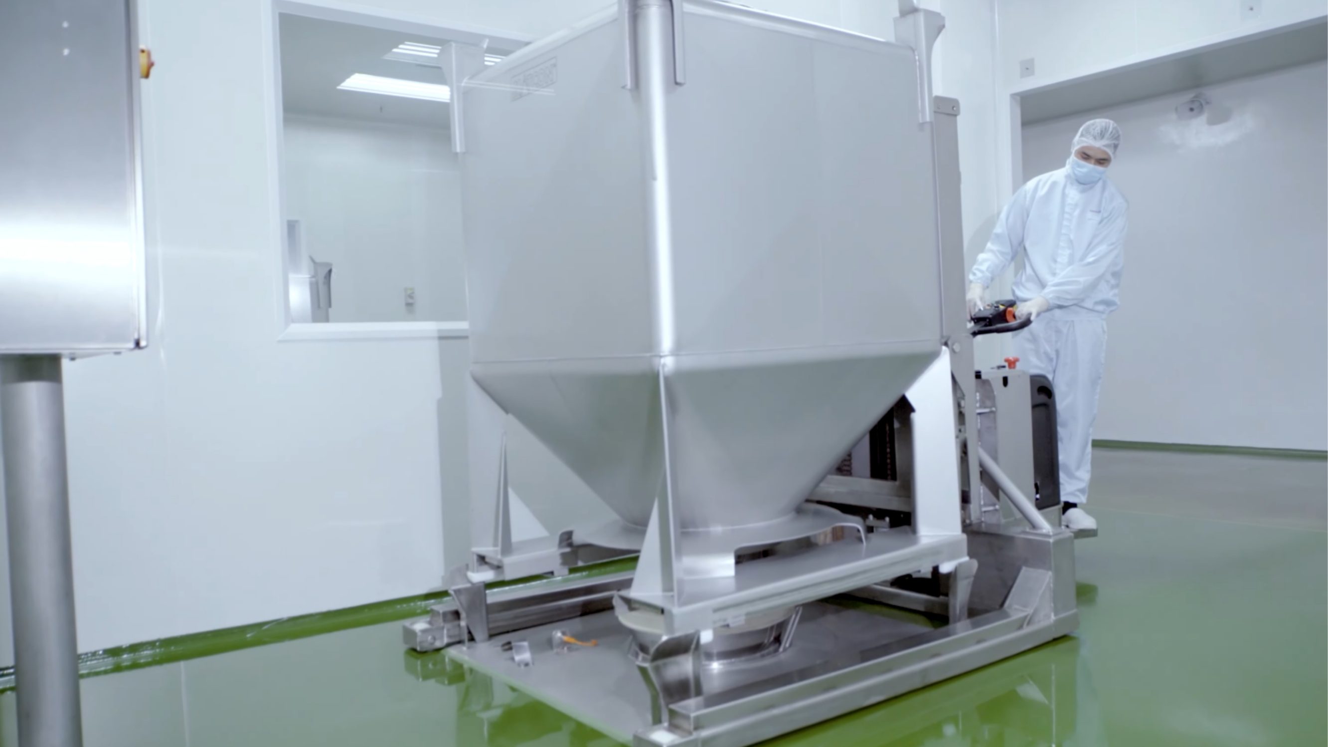 Mobile IBC blending bin being positioned in the cleanroom