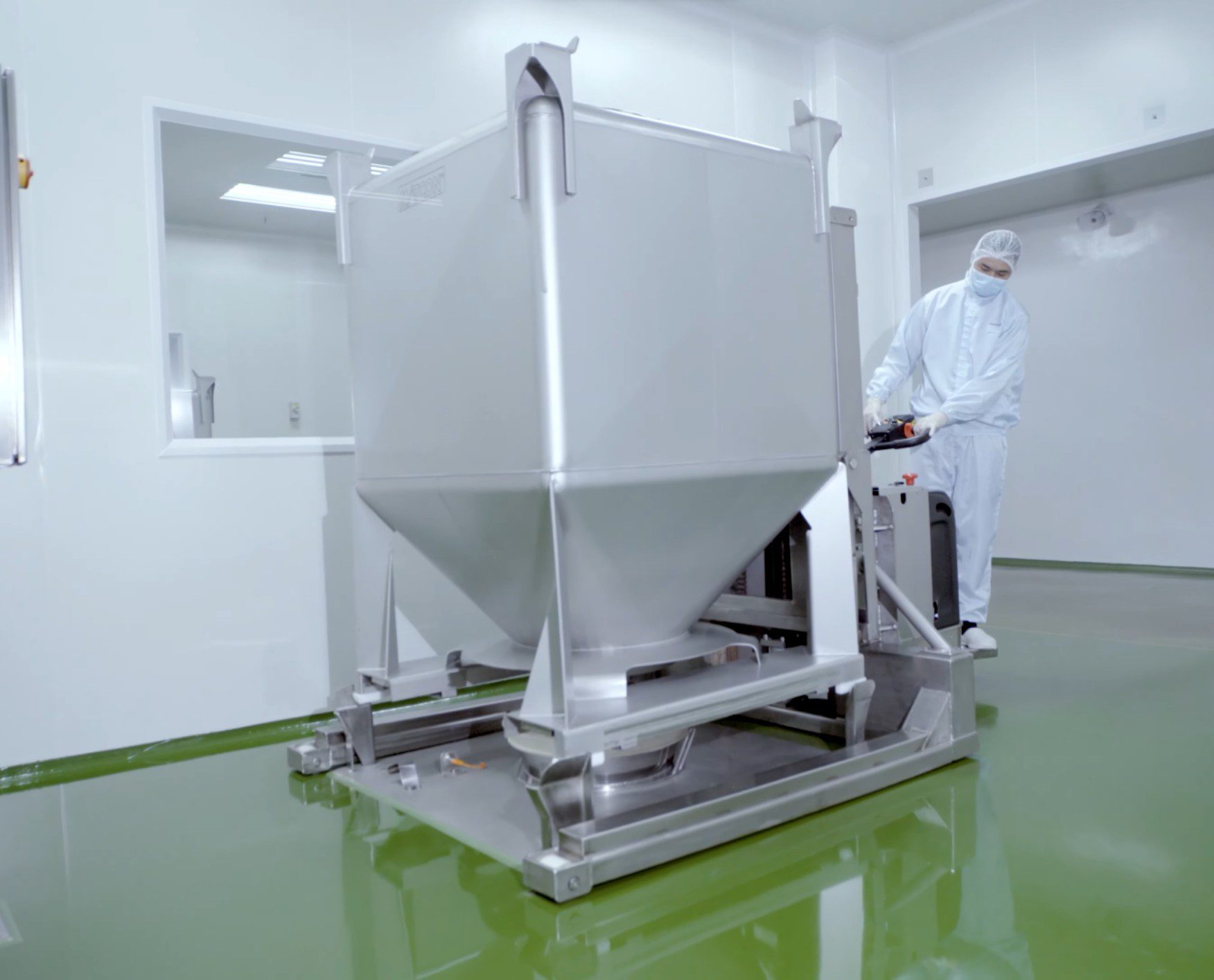 Mobile IBC blending bin being positioned in the cleanroom