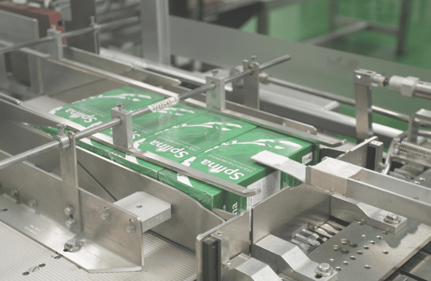 Splina cartons moving along the packing conveyor