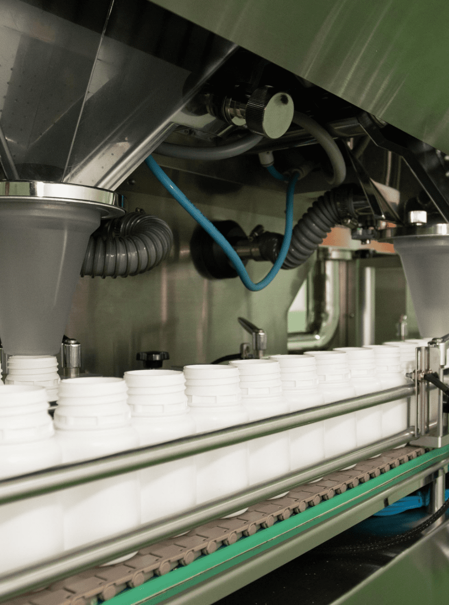 Automatic filling machine dosing product into white containers