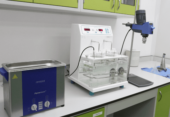 Ultrasonic bath and sample preparation equipment in the R&D laboratory