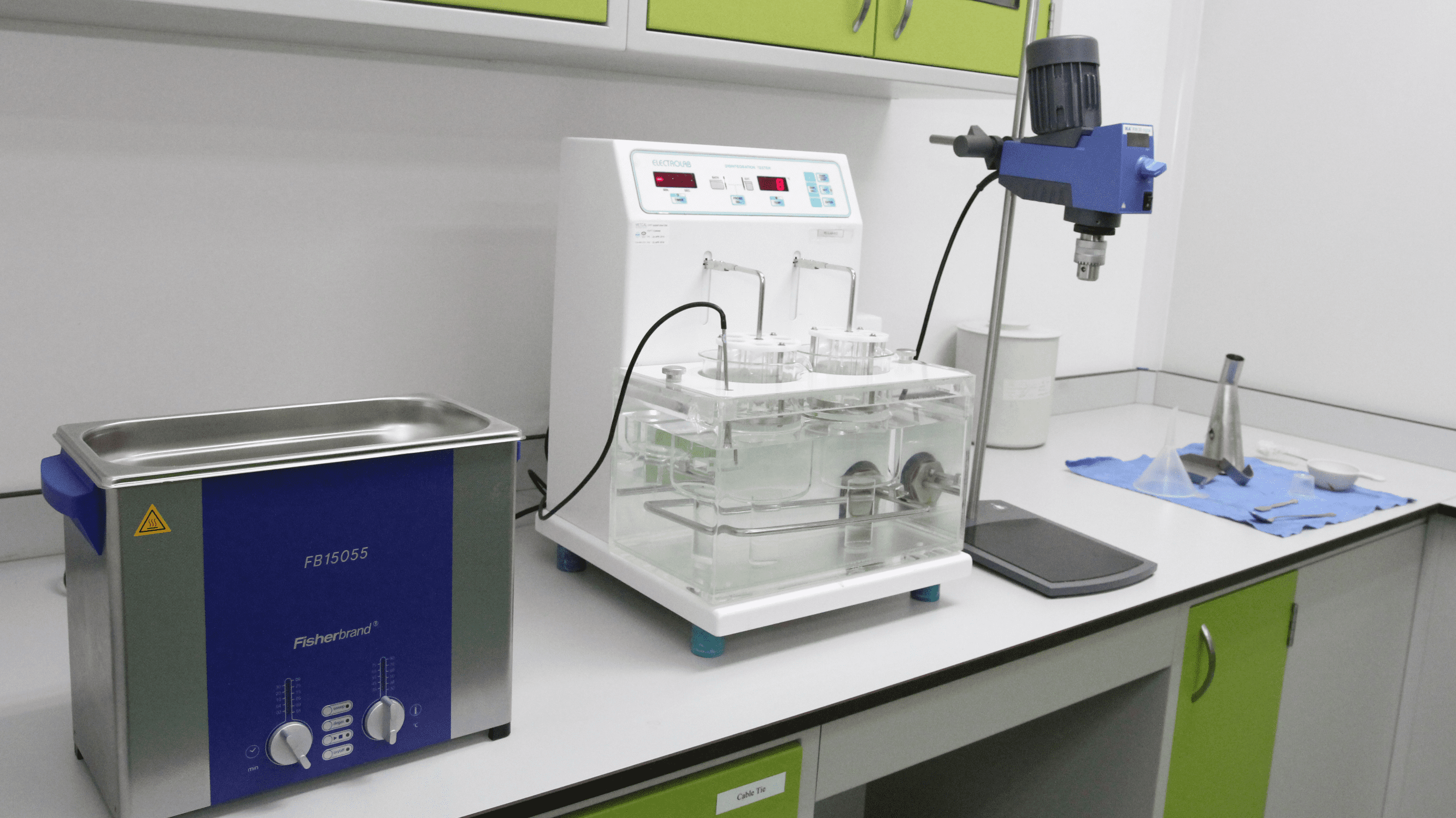 Ultrasonic bath and sample preparation equipment in the R&D laboratory