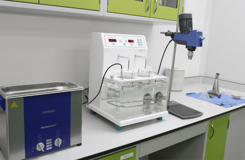 Ultrasonic bath and sample preparation equipment in the R&D laboratory