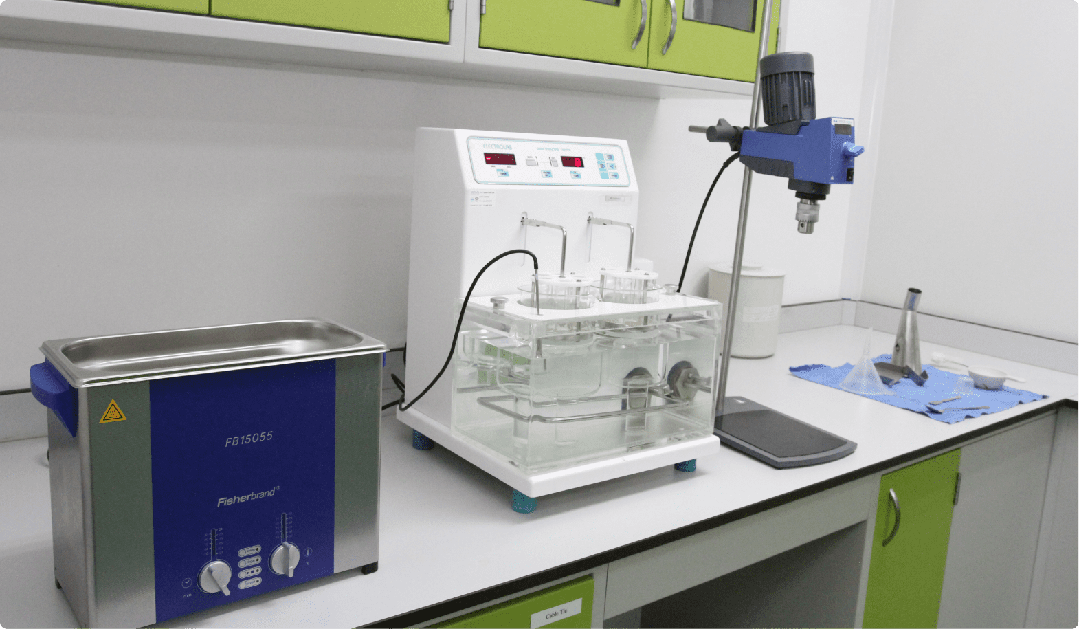 Ultrasonic bath and sample preparation equipment in the R&D laboratory