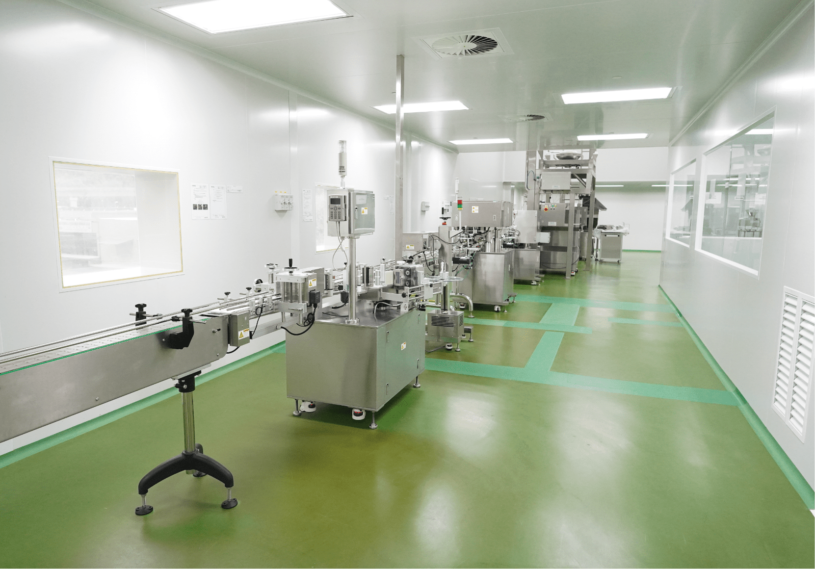 Supplement filling and packing machinery in the cleanroom