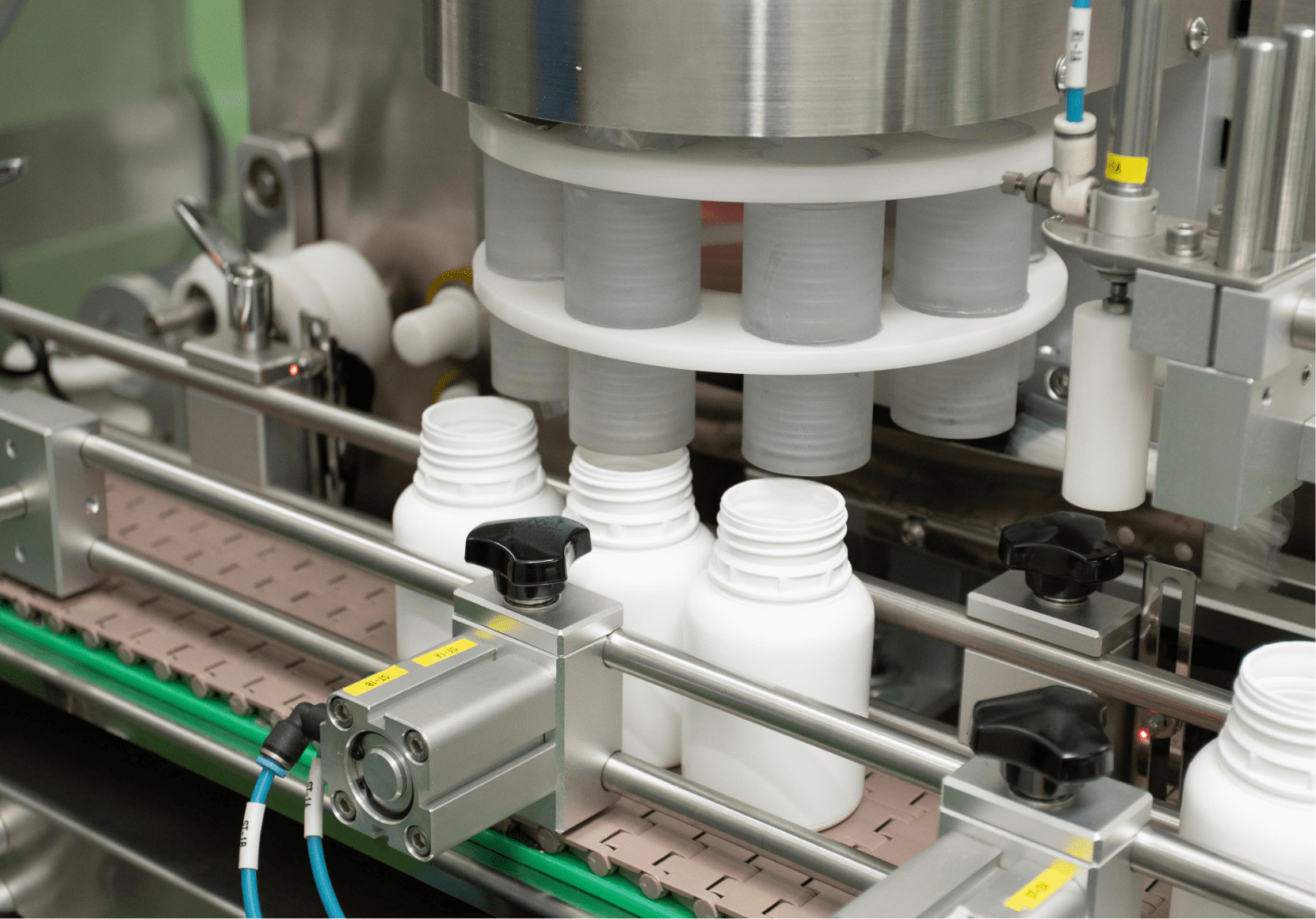Rotary machine feeding supplement jars on the filling line