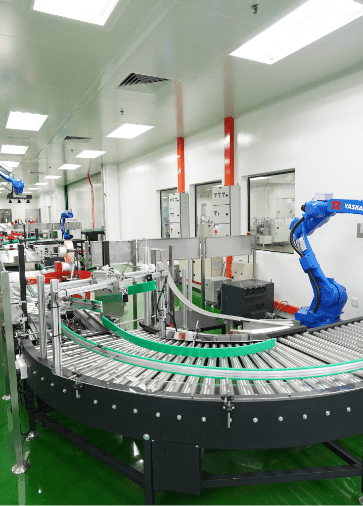 Robotic arms on the curved conveyor of the automated packing line