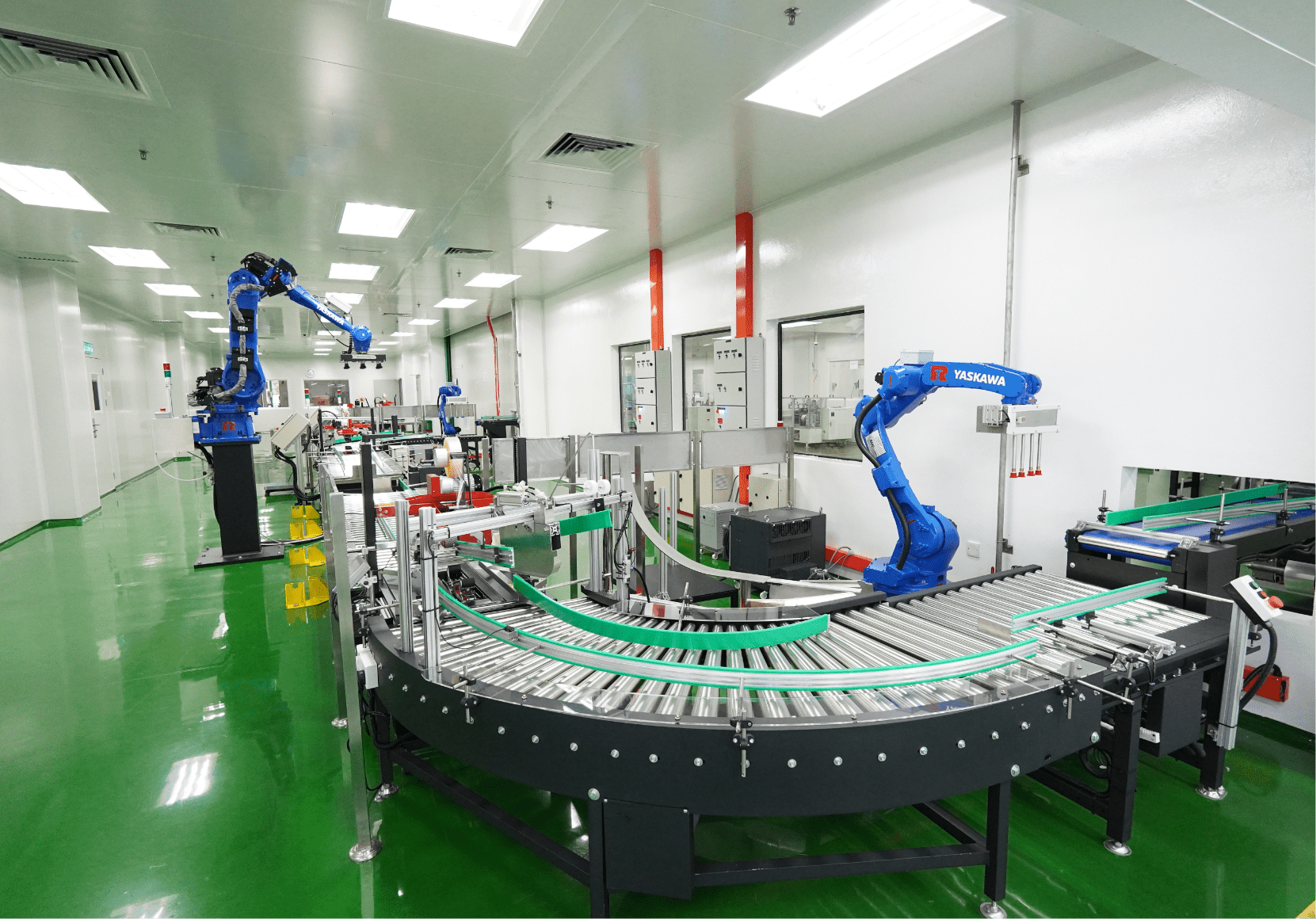 Robotic arms on the curved conveyor of the automated packing line
