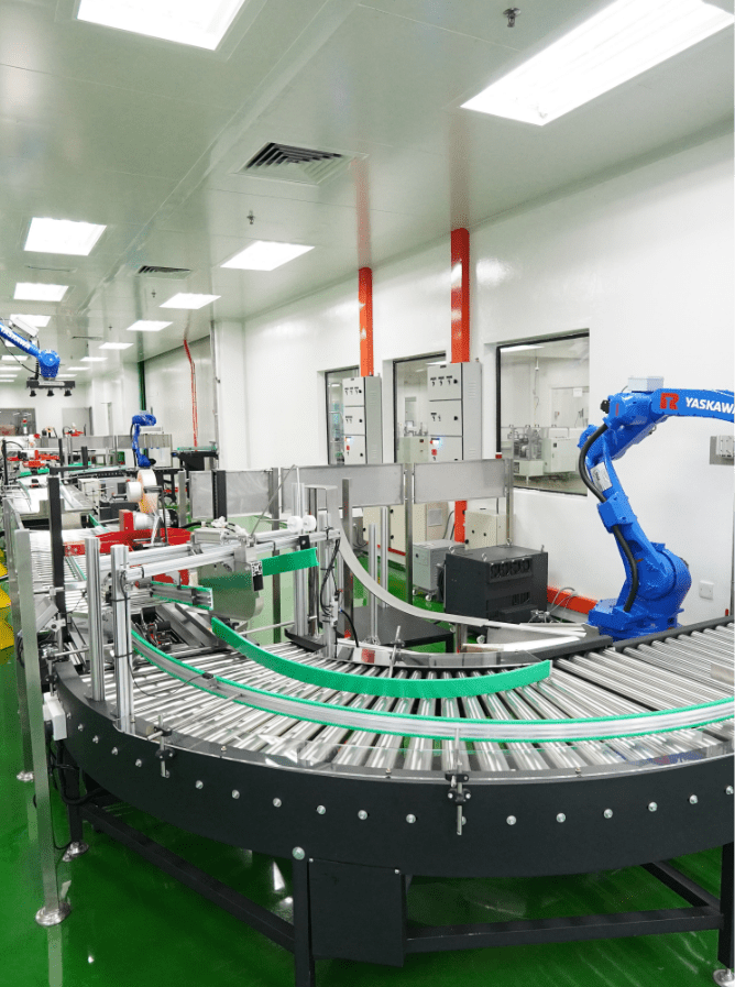 Robotic arms on the curved conveyor of the automated packing line