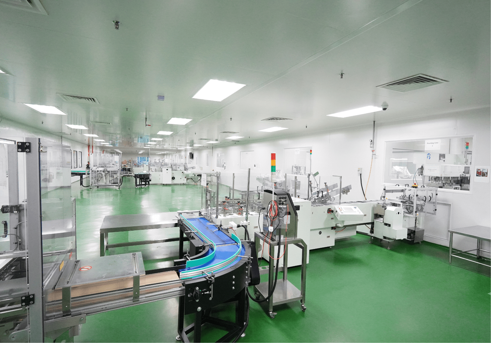 Packing hall with automated conveyor lines
