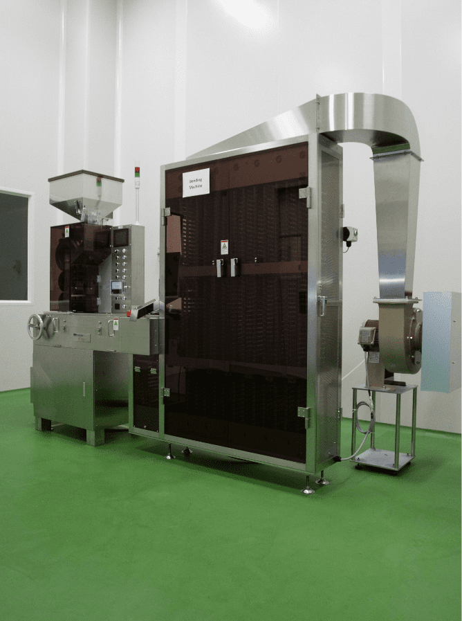 Capsule filling machine with capsule loading elevator