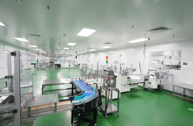 Packing hall with automated conveyor lines
