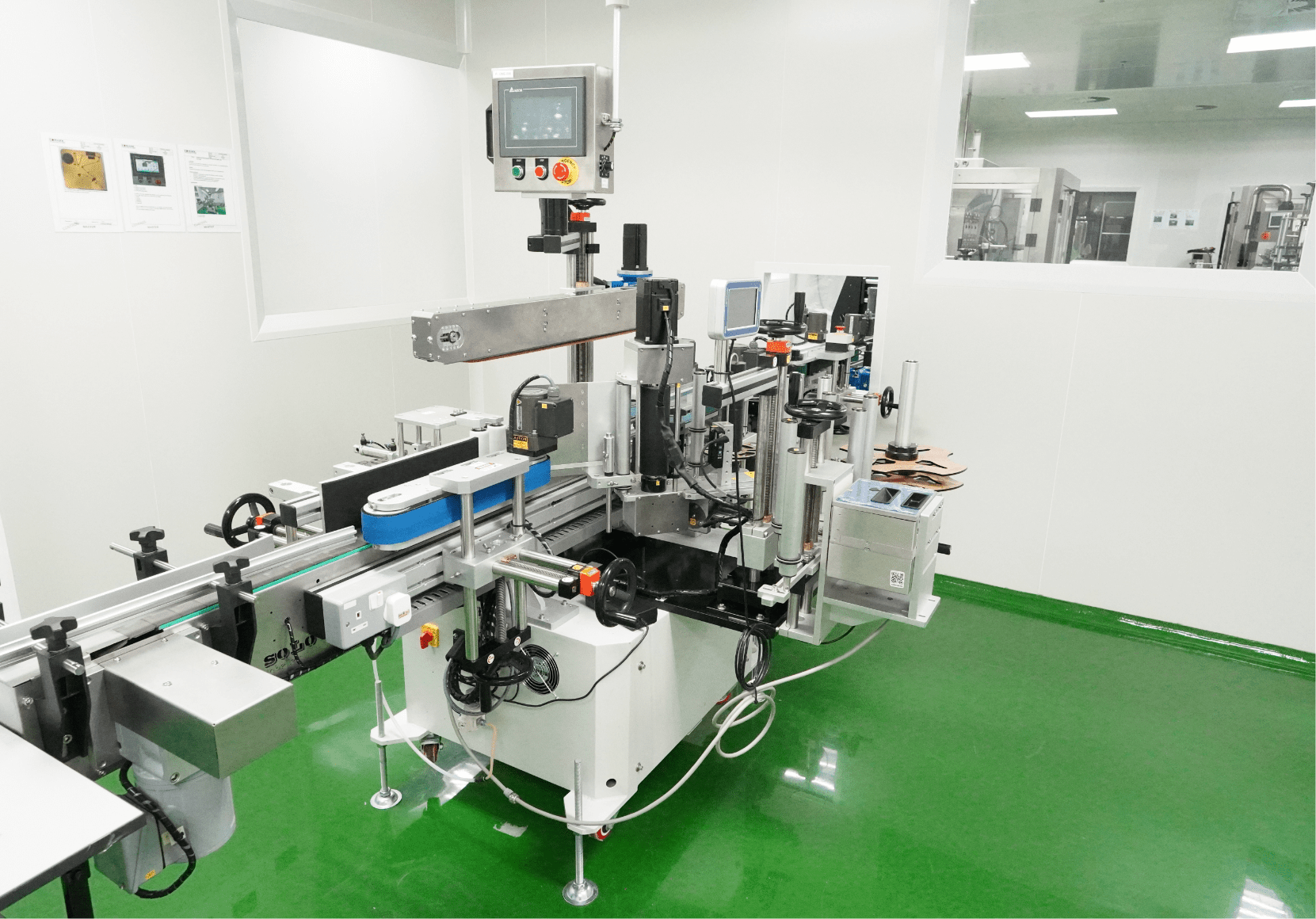 Labelling machine on the personal care packing line