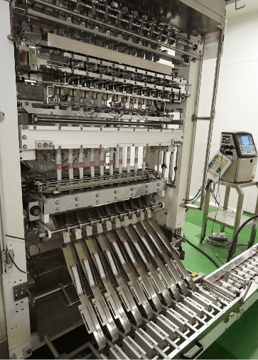 Multi-lane stick-pack machine filling powder sachets