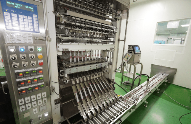 Multi-lane stick-pack machine filling powder sachets
