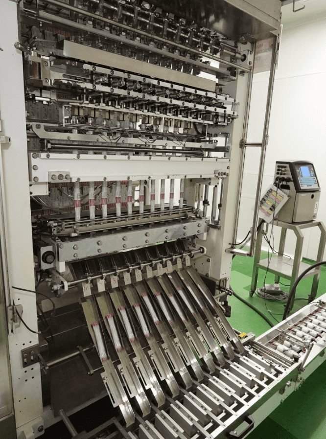 Multi-lane stick-pack machine filling powder sachets