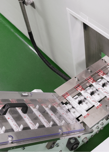 Sachet strips on the transfer conveyor to cartoning