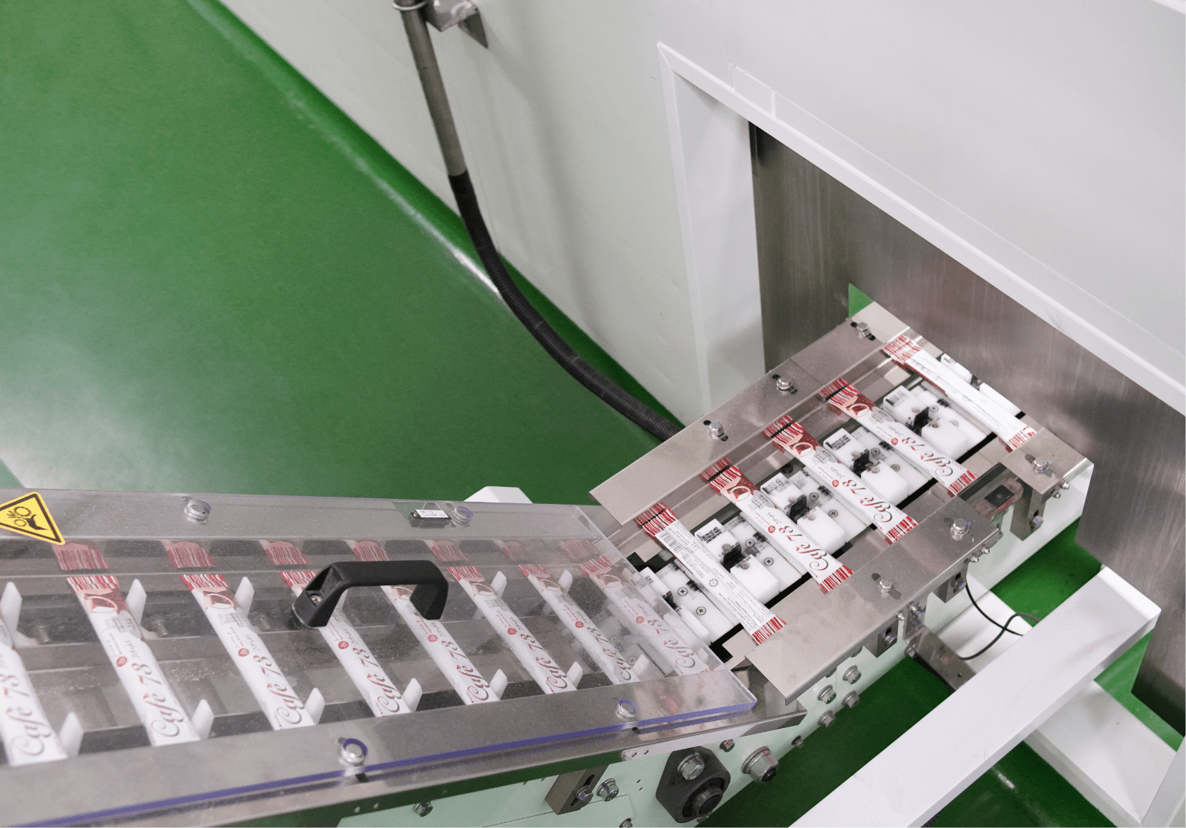 Sachet strips on the transfer conveyor to cartoning