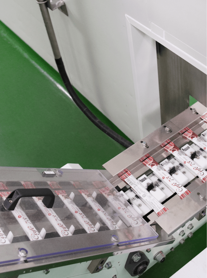 Sachet strips on the transfer conveyor to cartoning