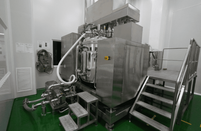 Stainless steel mixing tank and transfer hose for personal care formulations