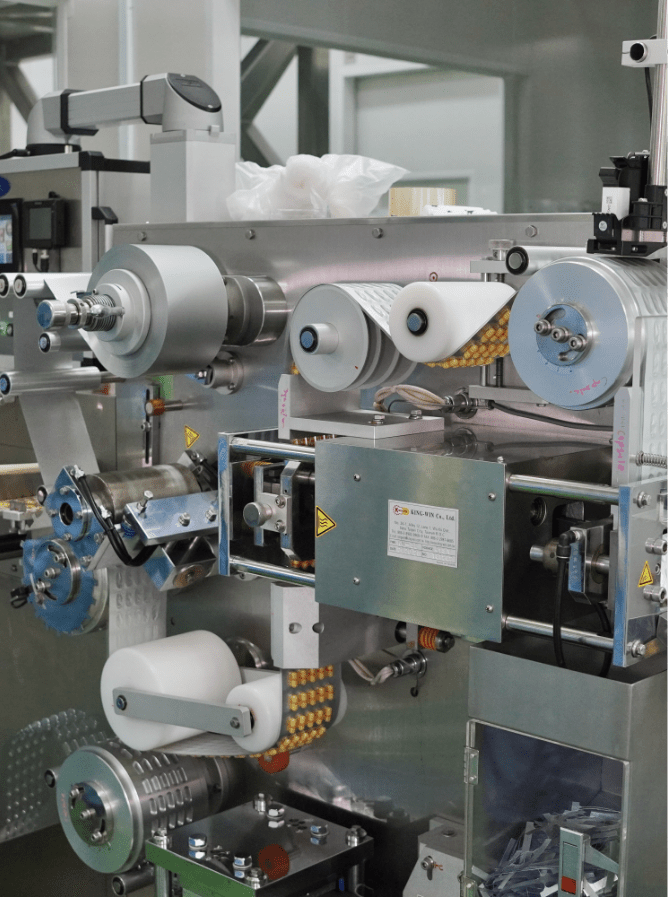 Blister packing machine with forming and sealing reels