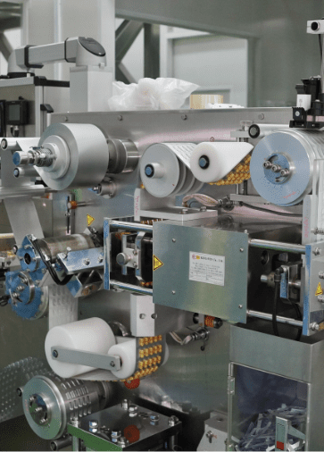 Blister packing machine with forming and sealing reels