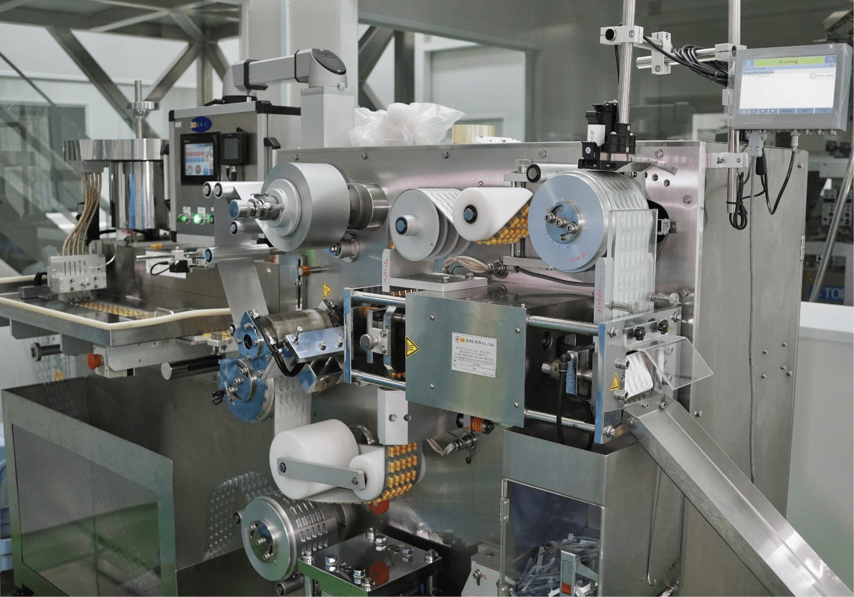 Blister packing machine with forming and sealing reels