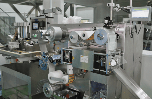 Blister packing machine with forming and sealing reels