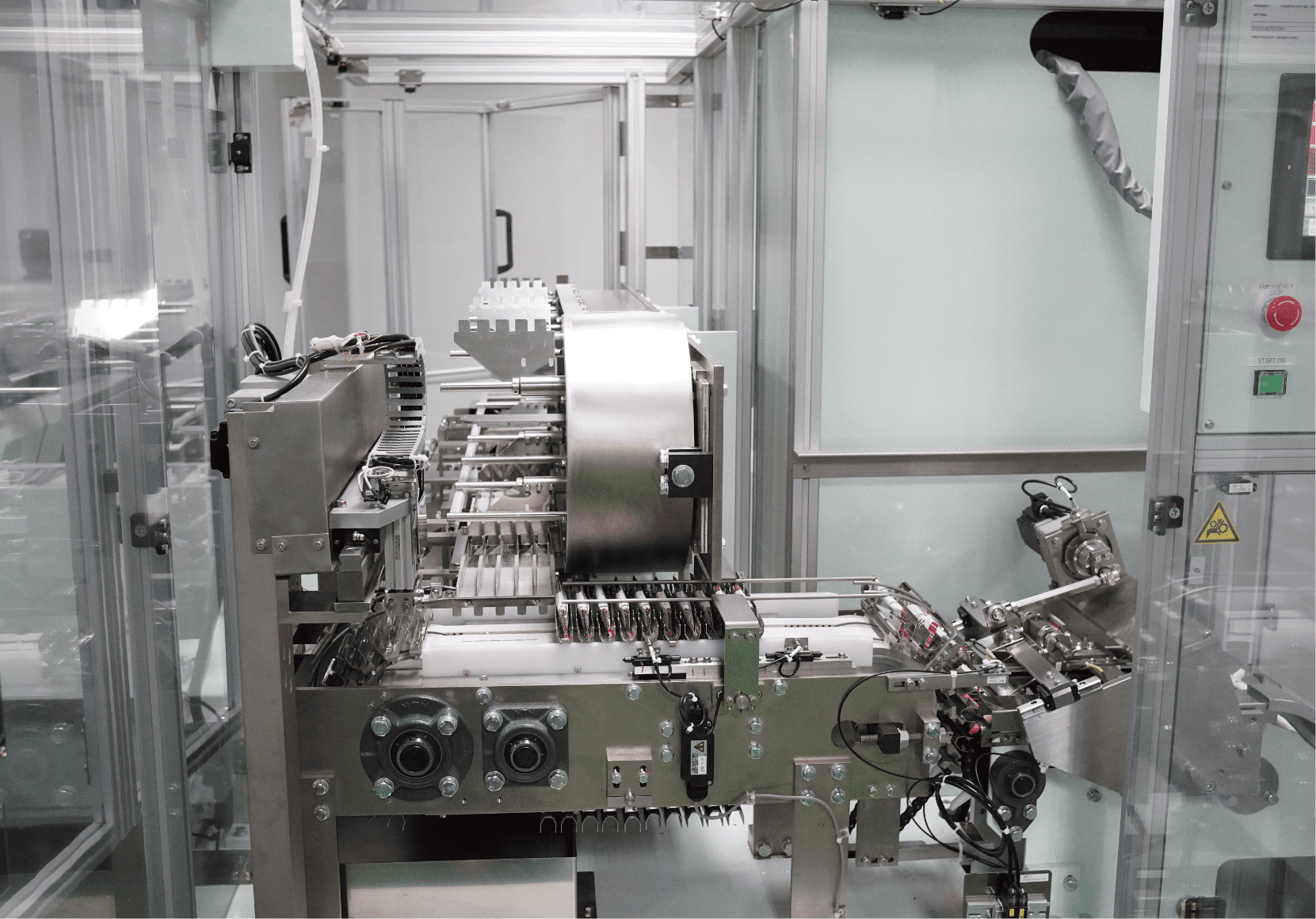 Transfer chain feeding the cartoning machine