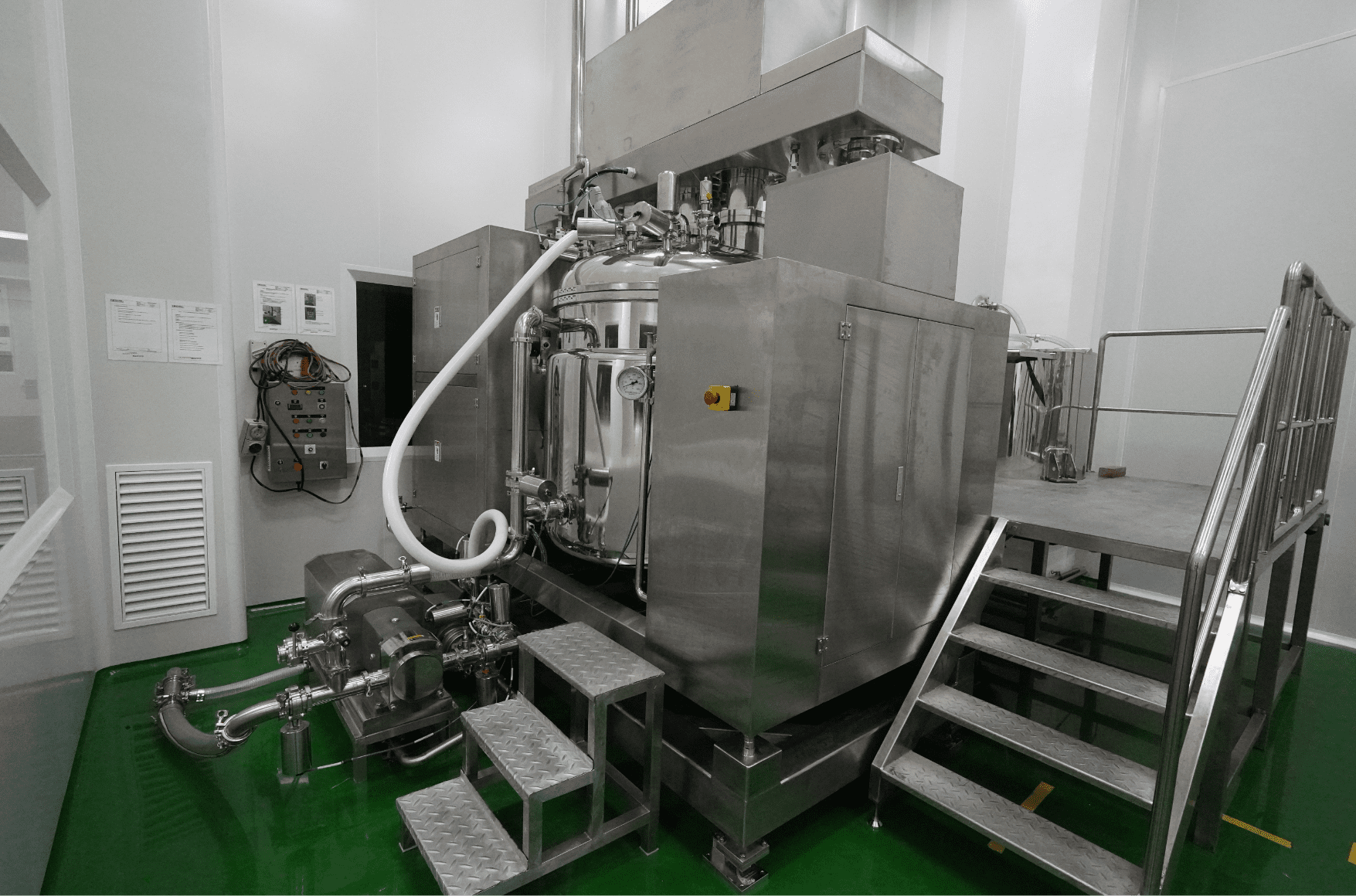 Stainless steel mixing tank and transfer hose for personal care formulations