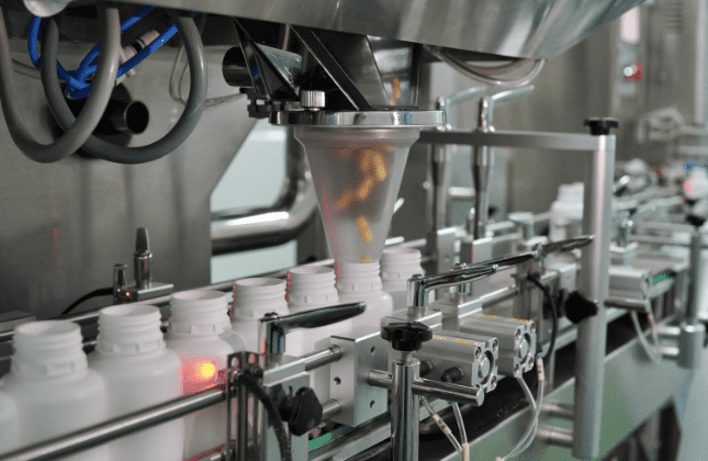 Capsule counting machine dosing capsules into bottles