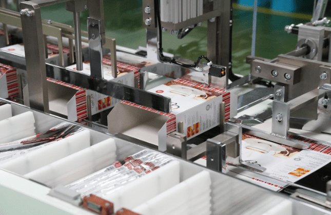 Folded cartons in the cartoning machine magazine