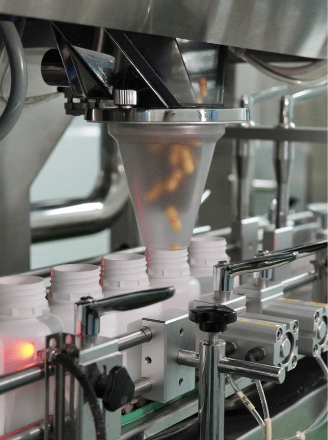 Capsule counting machine dosing capsules into bottles