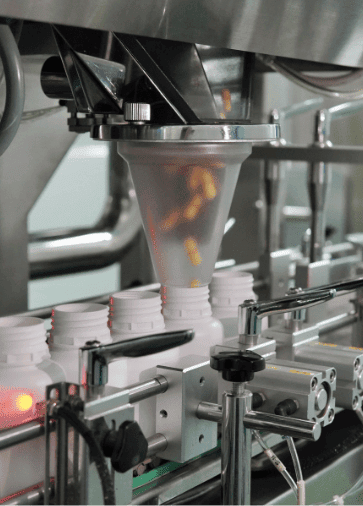Capsule counting machine dosing capsules into bottles