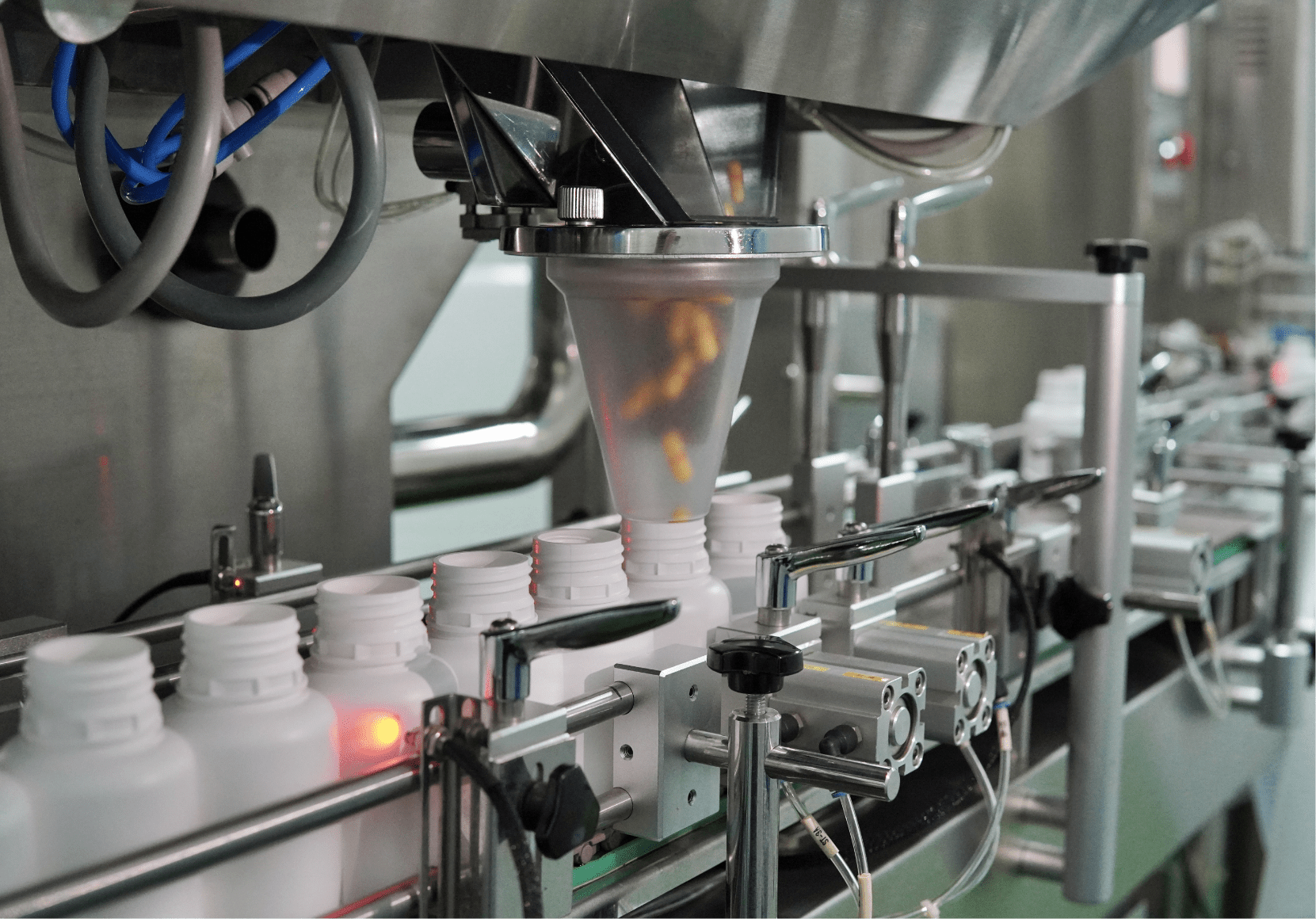 Capsule counting machine dosing capsules into bottles