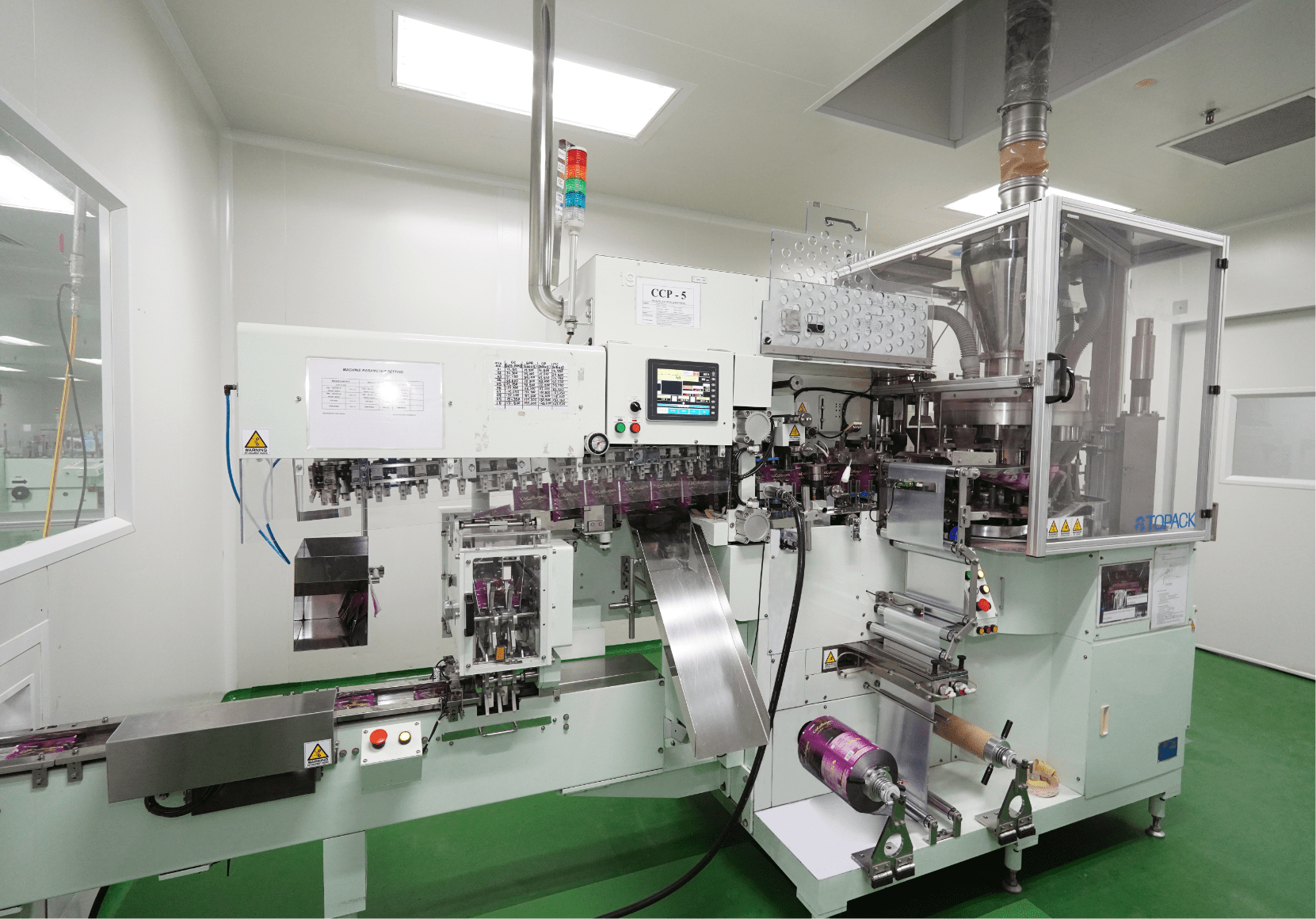 Automatic cartoning machine on the packaging line