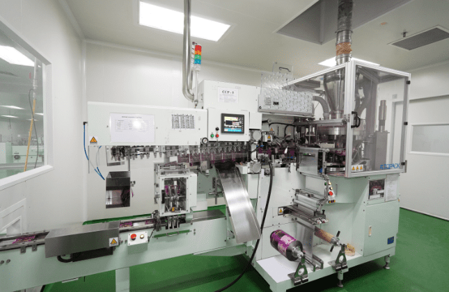 Automatic cartoning machine on the packaging line